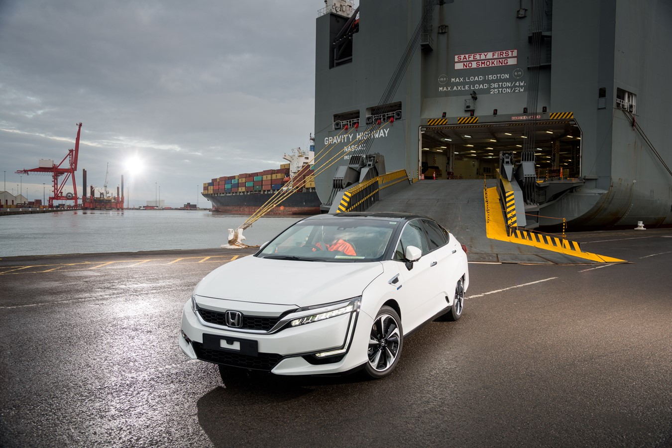 Hondas första bränslecellsbil Clarity har kommit till Europa