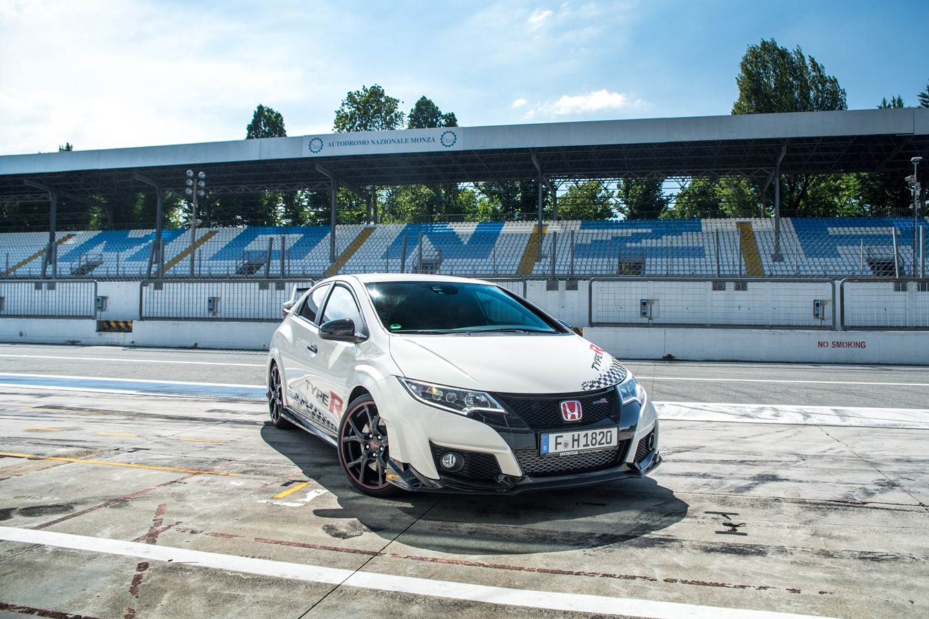 Honda Civic Type R sätter nya snabba varvtider på fem legendariska racingbanor
