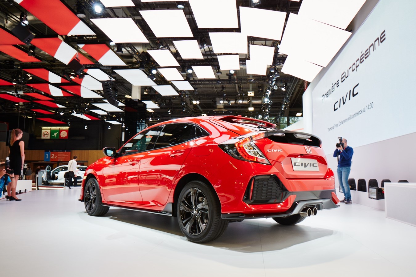 L’étape suivante de la reprise de Honda: La Civic berline et le prototype de Type R occupent le devant de la scène à Paris