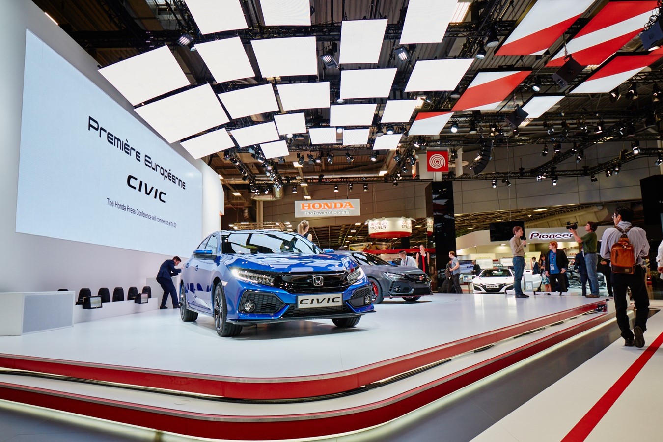 L’étape suivante de la reprise de Honda: La Civic berline et le prototype de Type R occupent le devant de la scène à Paris