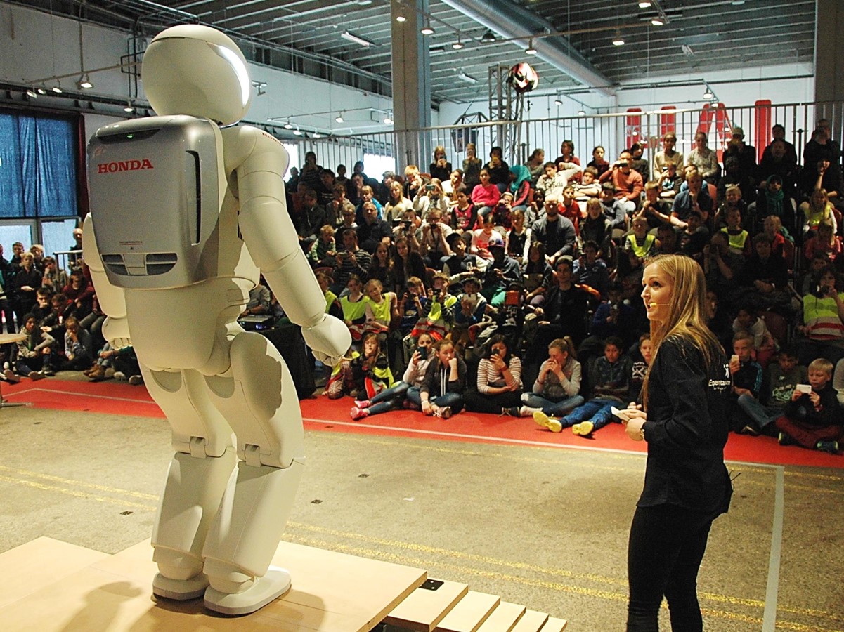 ALL-NEW ASIMO EXTENDS DANISH TRIP TO INSPIRE LOCAL CHILDREN