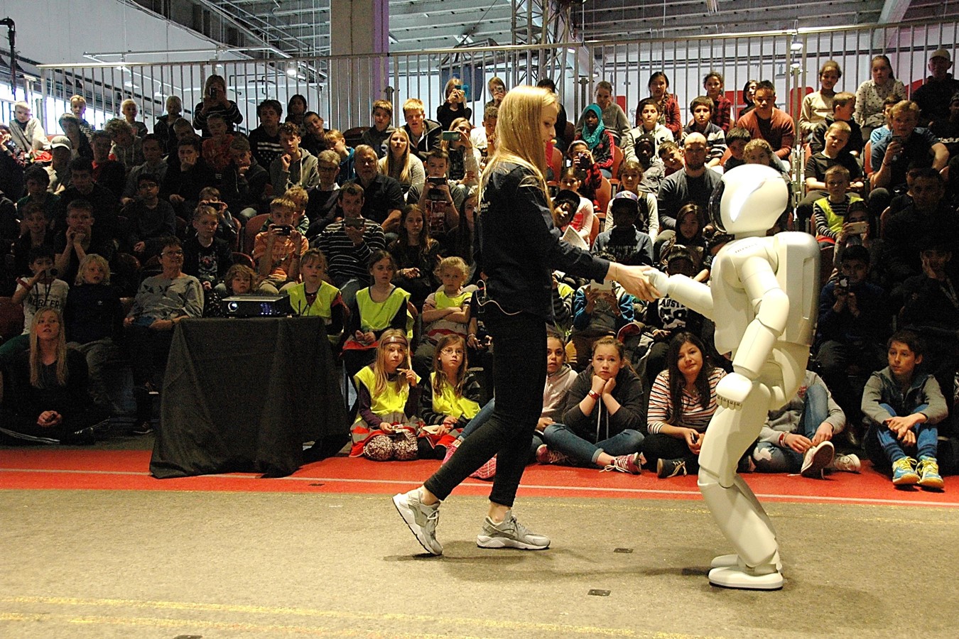 ALL-NEW ASIMO EXTENDS DANISH TRIP TO INSPIRE LOCAL CHILDREN