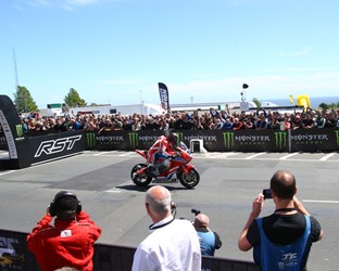 2017 Isle of Man TT: Superbike Race