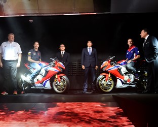 Nicky Hayden and Freddy Foray unveil the brand-new 2017 Honda CBR1000RR Fireblade to the world in Cologne