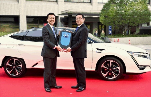 Honda delivers first Clarity Fuel Cell to Japanese Ministry of Economy, Trade and Industry