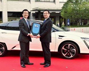 Honda delivers first Clarity Fuel Cell to Japanese Ministry of Economy, Trade and Industry