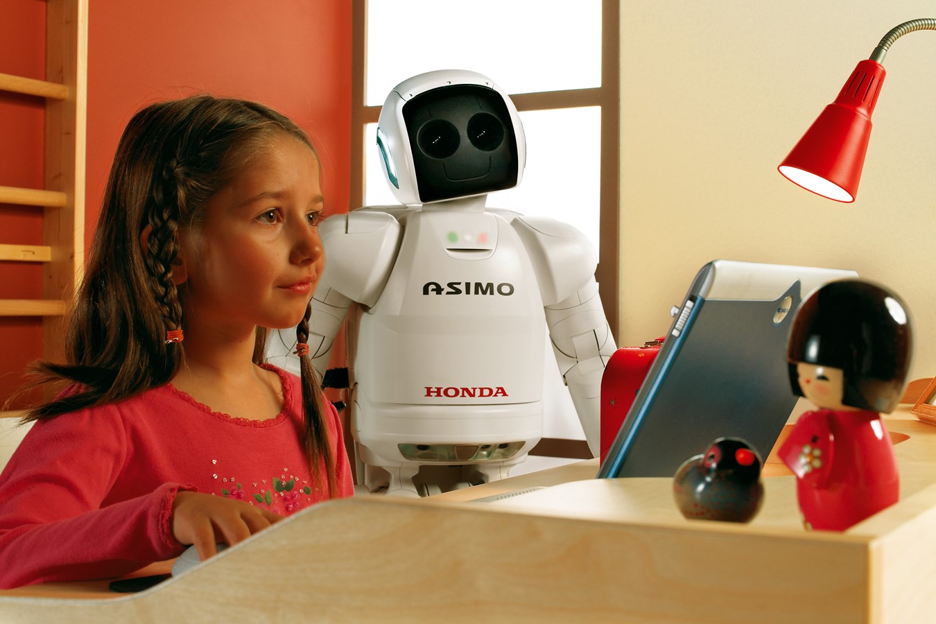 Honda's Latest ASIMO Humanoid Robot Races into Barcelona for European Debut