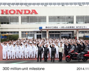 Honda Motor Senior Management celebrate 300 million milestone at Kumamoto Factory