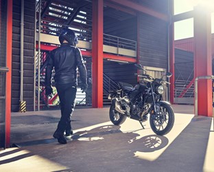 The 22YM CB300R completes Honda’s unique Neo Sports Café family, joining the CB1000R, CB650R and CB125R