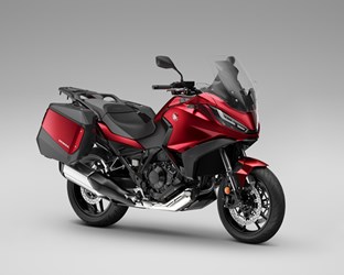 Die Honda NT1100, das beliebteste Touring Bike Europas, erhält im Modelljahr 2024 zwei neue auffällige Farbvarianten