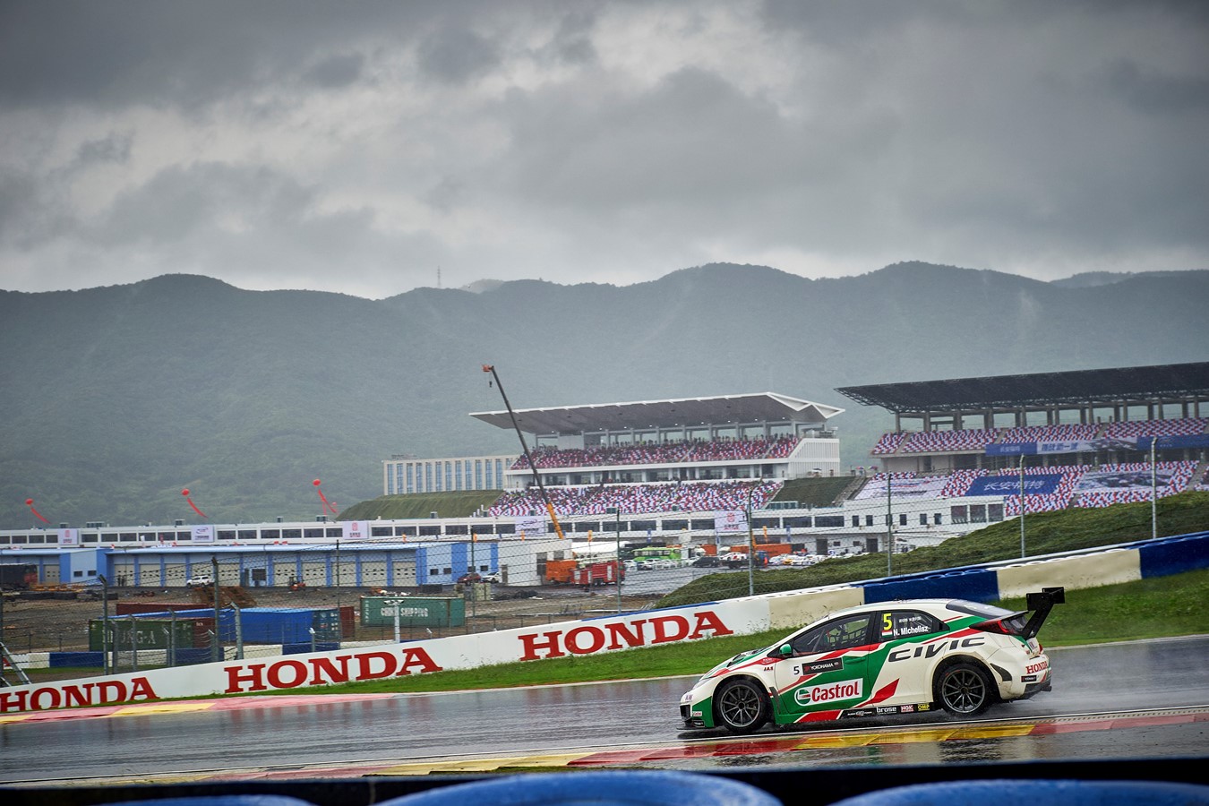 Michelisz moves into title contention in China