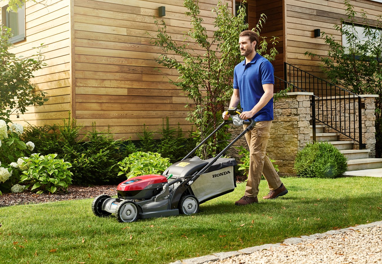 Honda has added a new cordless, self-propelled mower to its premium HRX series, combining a smart, modern appearance with excellent cutting and collecting performance